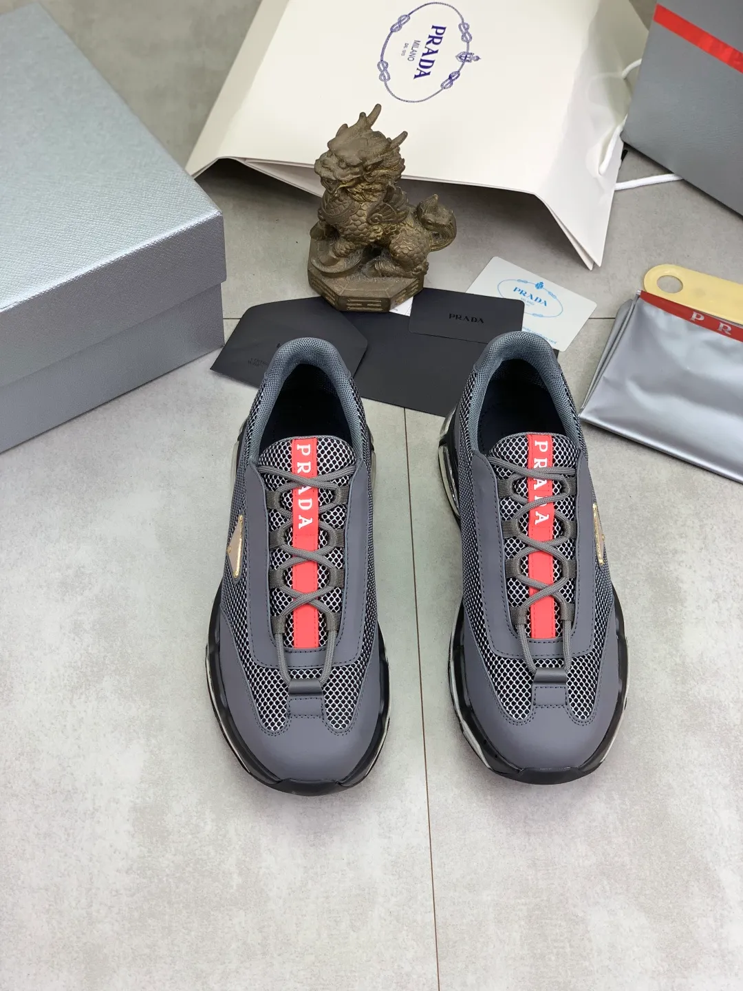 Men's men's shoes 💰P660 💰[New model] The top version is now available on the official website, 🆘 Air-cushion shock-absorbing thick-soled trendy brand (Prada) is the main popular model, avant-garde and versatile fashionable men's shoes, private version mold opening, cowhide surface splicing 1:1.. Simple fashion, original imported cowhide feet; the atmosphere and personality are more fashionable, eye-catching and pursuing class. It will subvert the old idea and be a must-have for fashion trendsetters with you! Must keep it for yourself ! Tall and comfortable, large and low, high-end quality workmanship. Size: 38-44 3️⃣colors available.